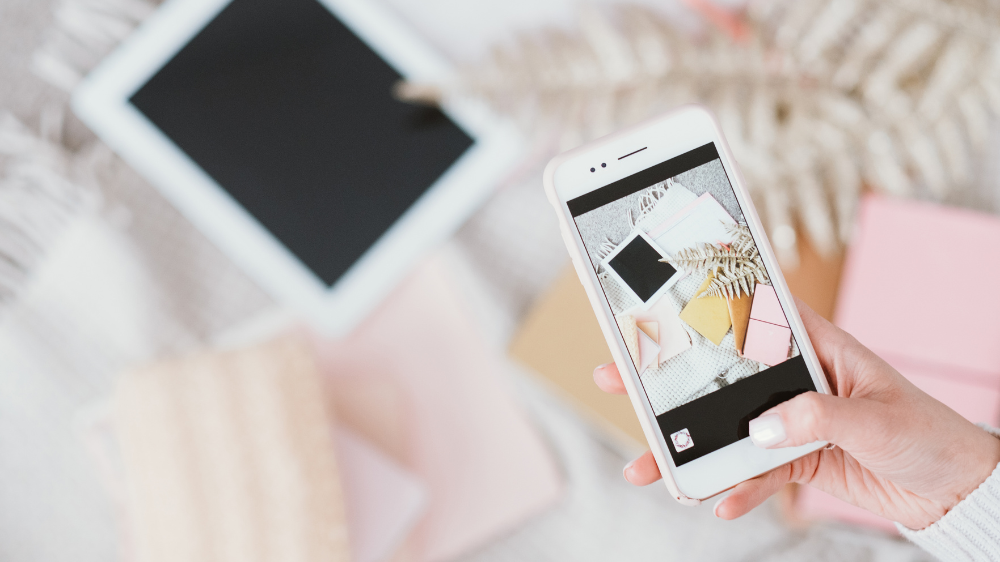 SNSを投稿する女性