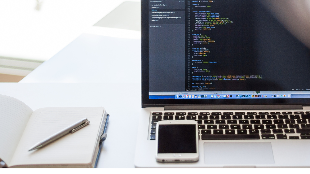 プログラミング言語が入力されたパソコン