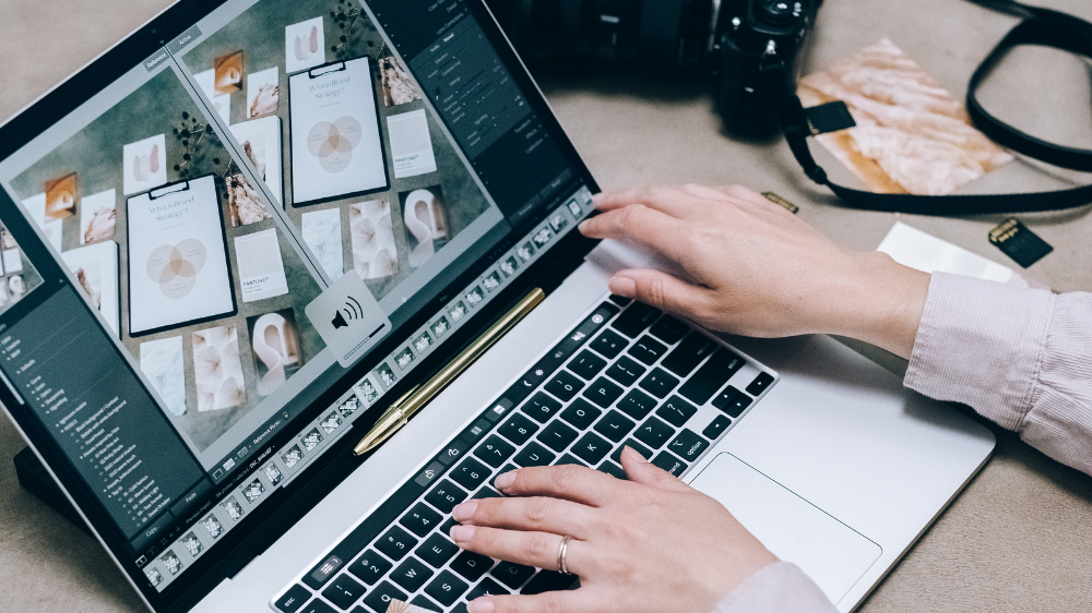 在宅ワークで動画編集をする女性