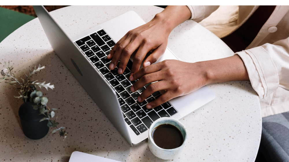 カフェで仕事をする女性