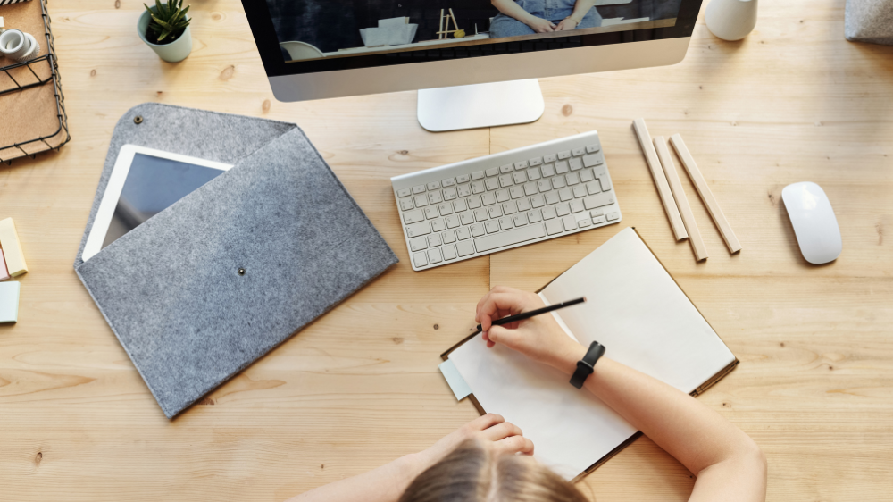 自宅で仕事をする女性