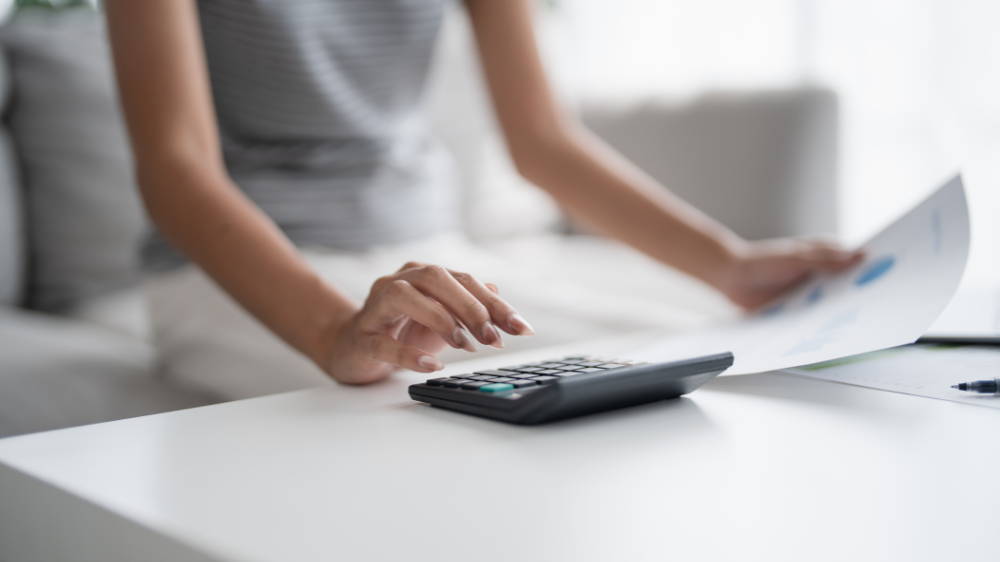 電卓を使う女性