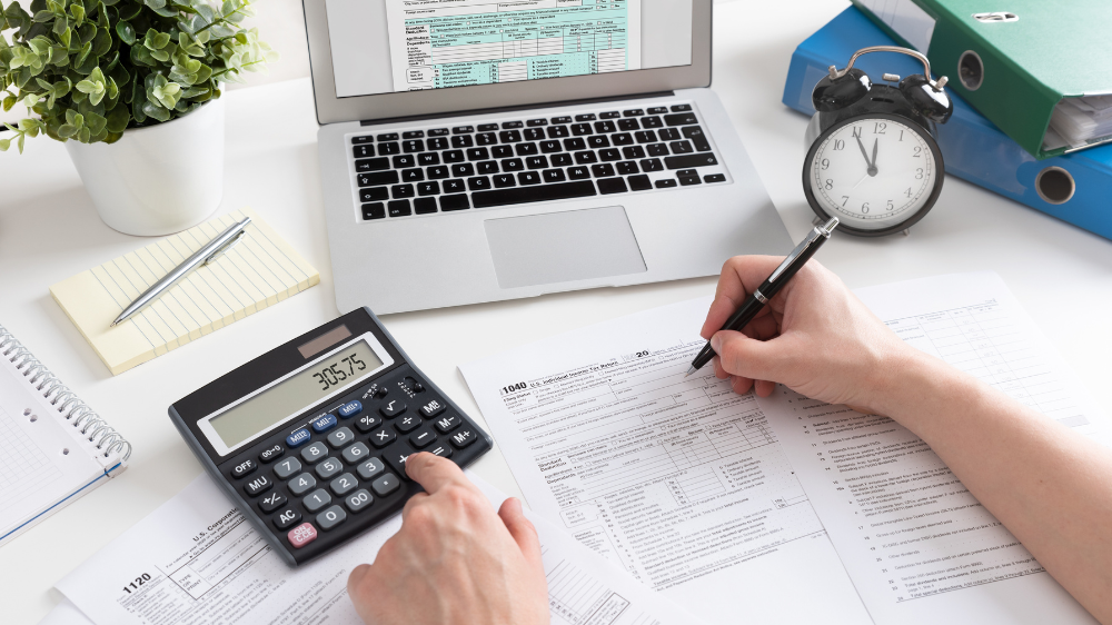 簿記を勉強する女性