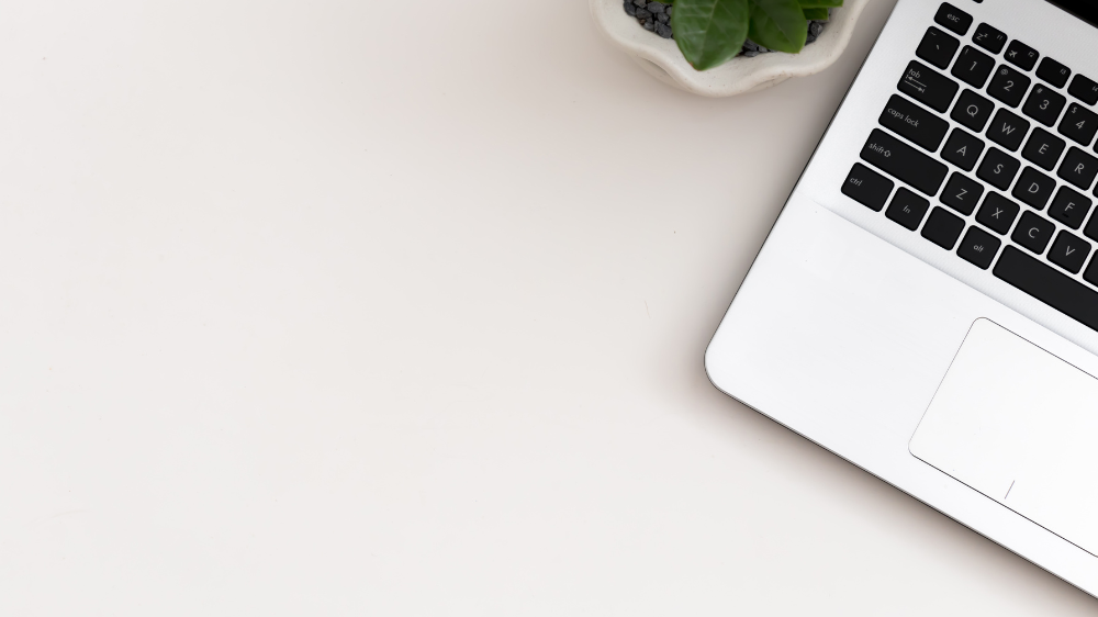 パソコンと植物が置かれた机