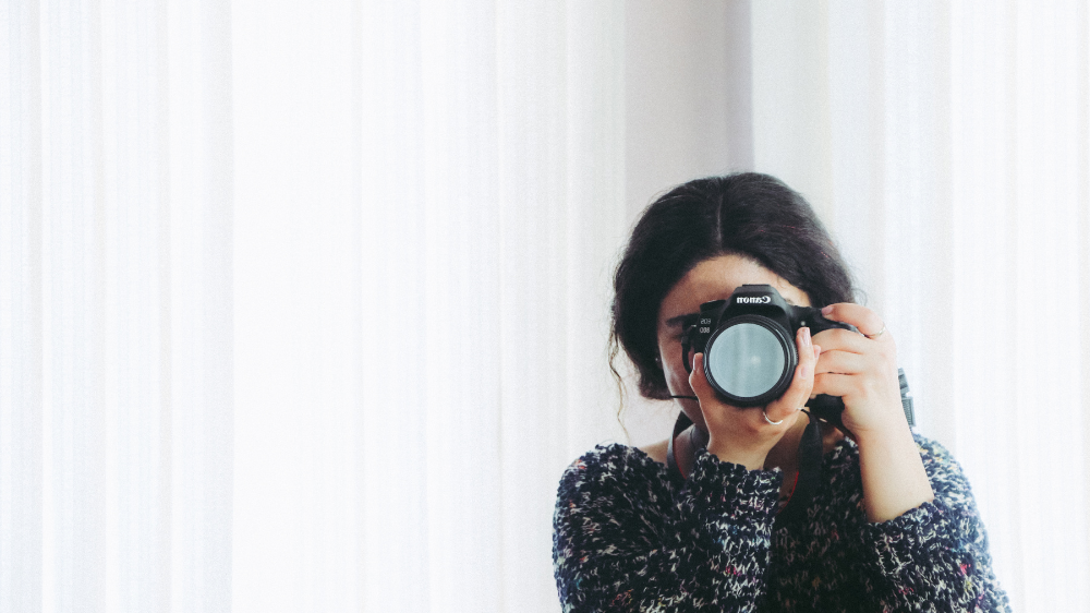 カメラを構える女性