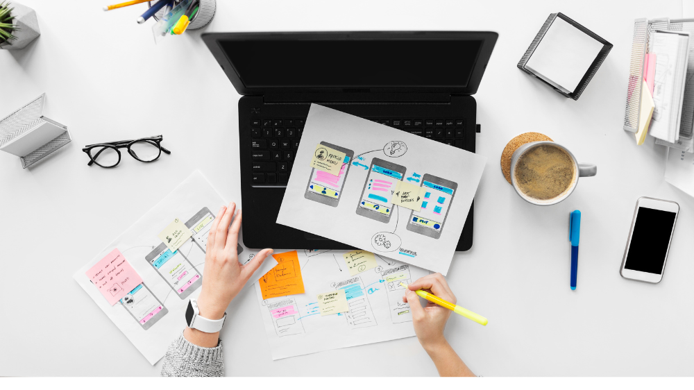 在宅ワークでWebデザインをする女性