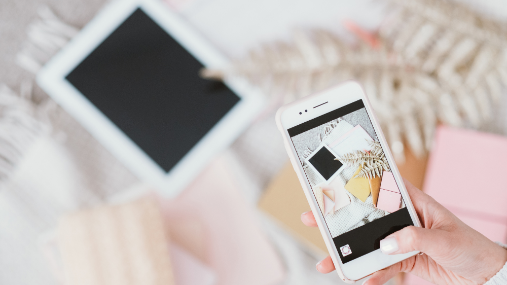 SNSマーケターが仕事をしている様子