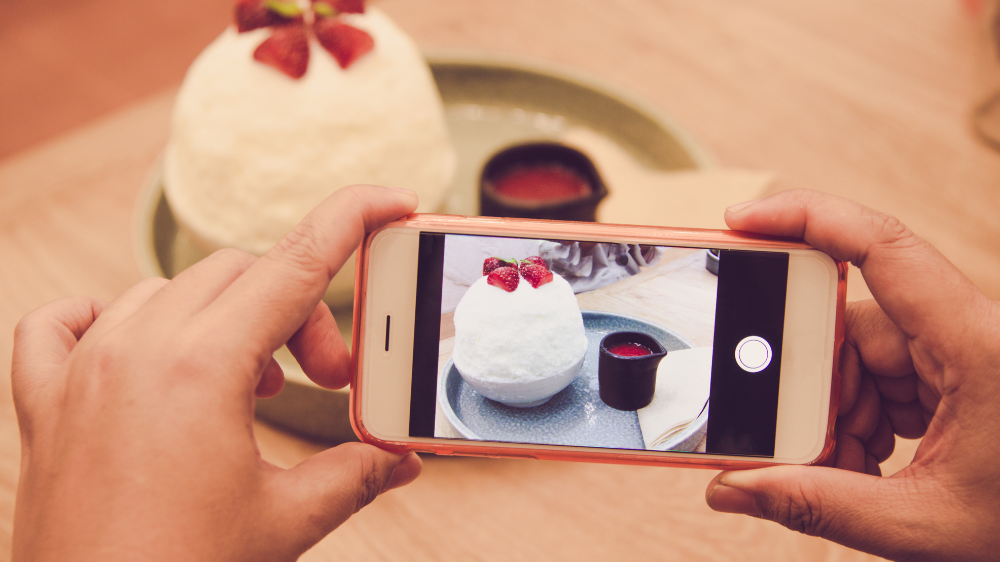 SNSに投稿している女性