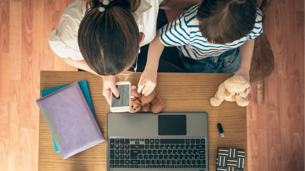 在宅ワークをするママ