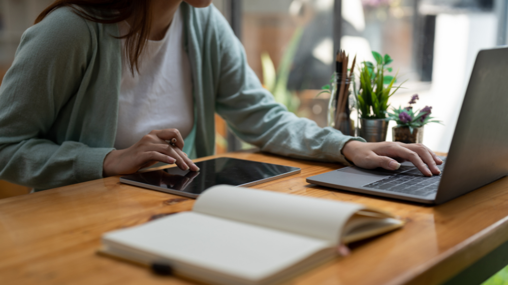 オンラインキャリアスクールでWebデザイナーの勉強をする女性