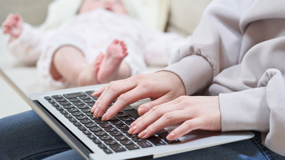 育児の傍ら在宅ワークをしている女性