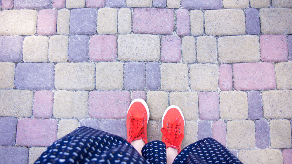 一歩踏み出す足の写真